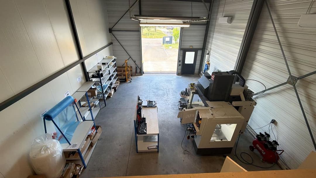 Vue aérienne de l'atelier BCL Gujan-Mestras avec machine-outil CNC HAAS pour fraisage