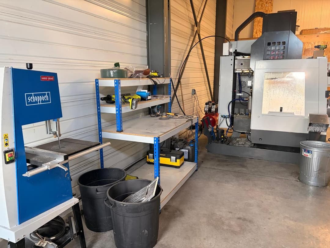 Atelier d'usinage aluminium Sarl BCL Gujan-Mestras avec fraiseuse CNC et scie à ruban Scheppach
